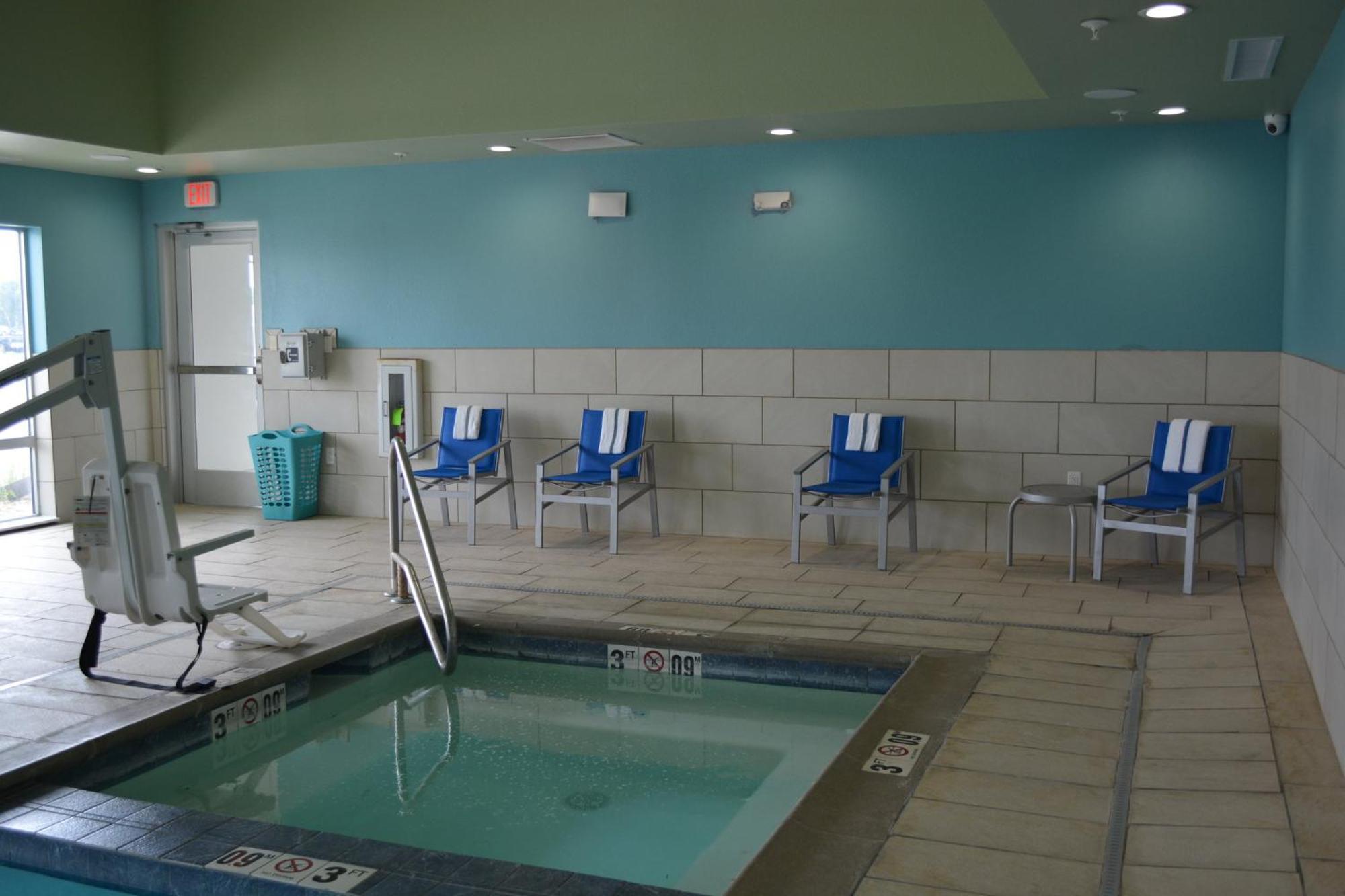 Holiday Inn Express & Suites Либерал Екстериор снимка