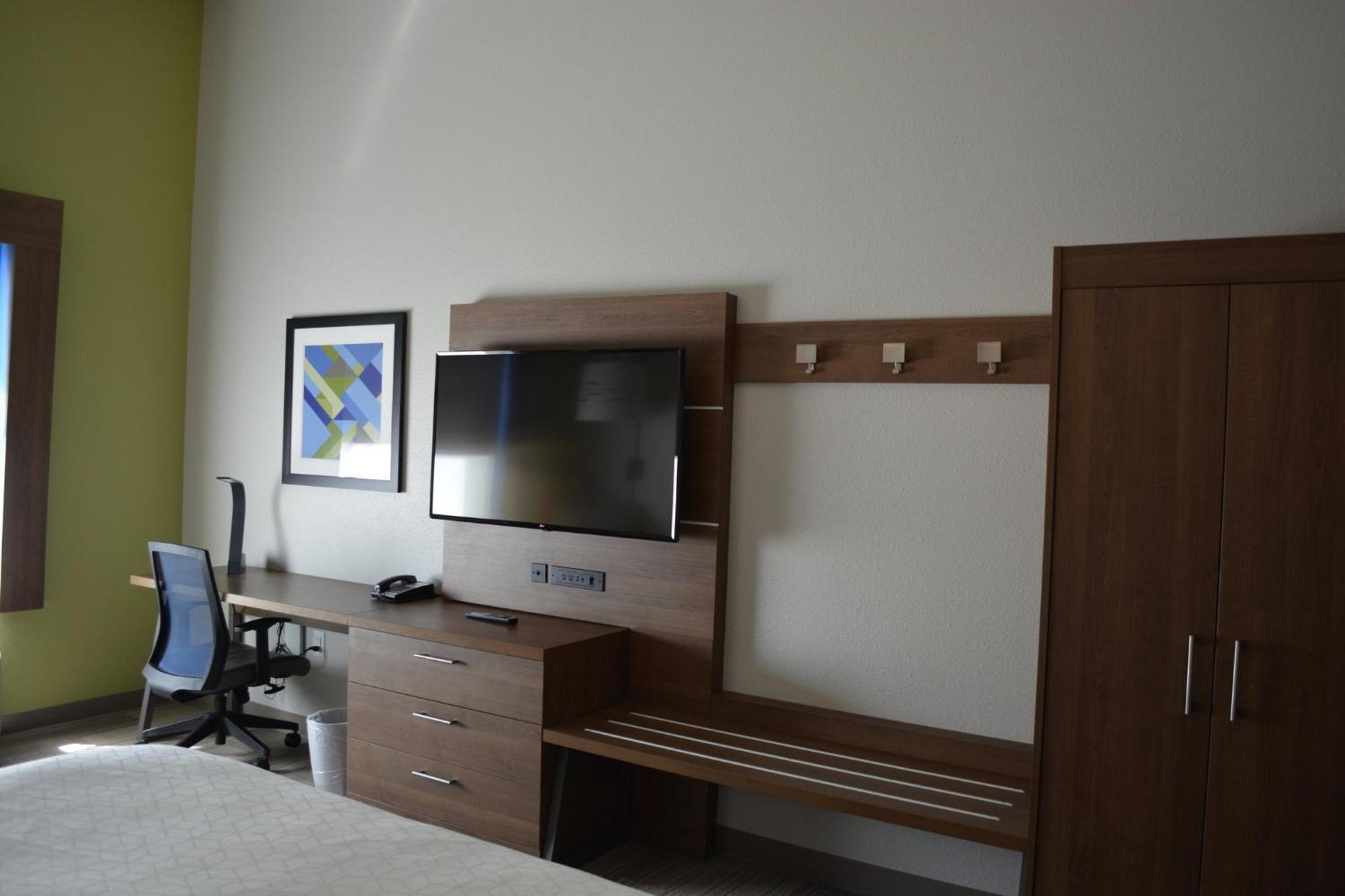 Holiday Inn Express & Suites Либерал Екстериор снимка