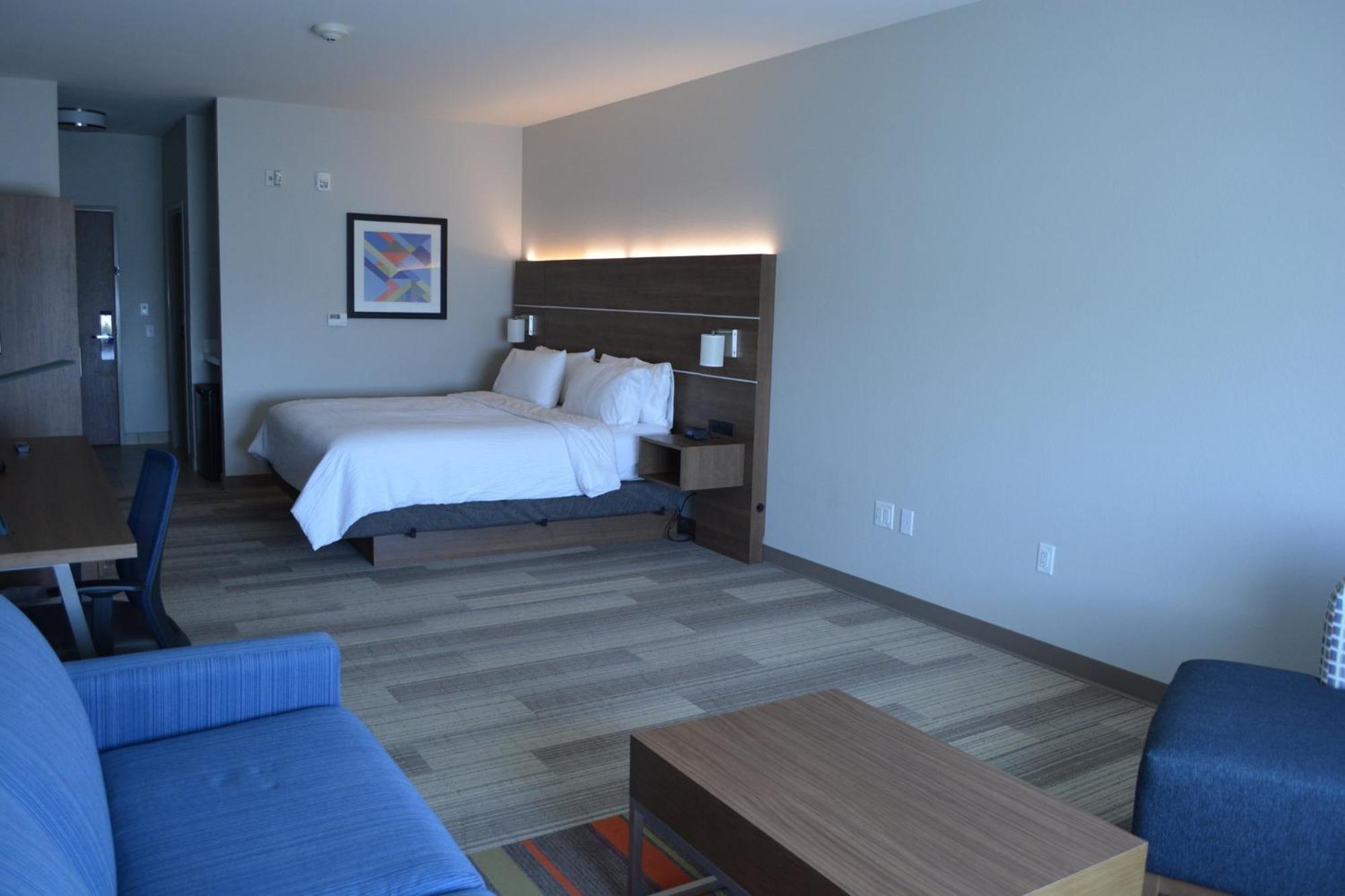 Holiday Inn Express & Suites Либерал Екстериор снимка