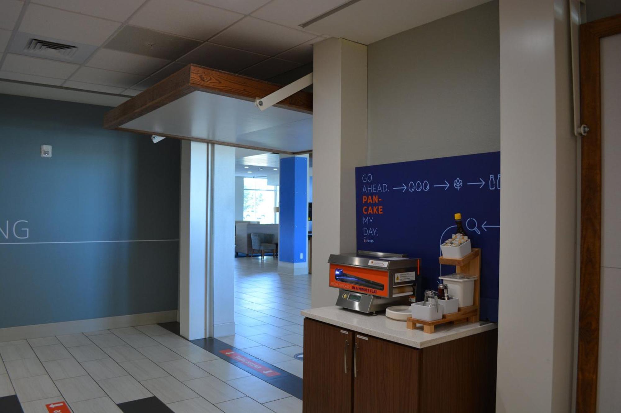Holiday Inn Express & Suites Либерал Екстериор снимка