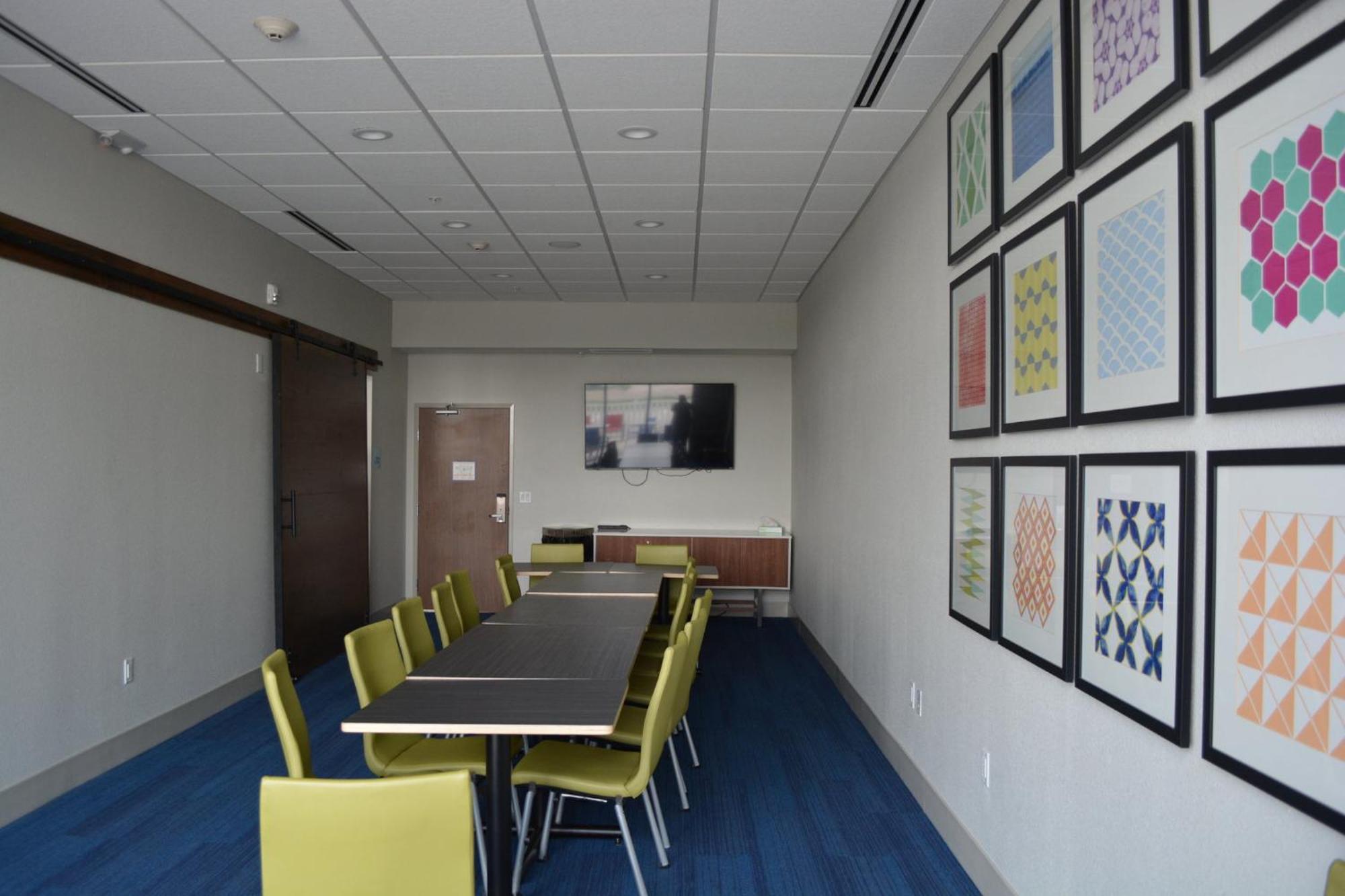 Holiday Inn Express & Suites Либерал Екстериор снимка