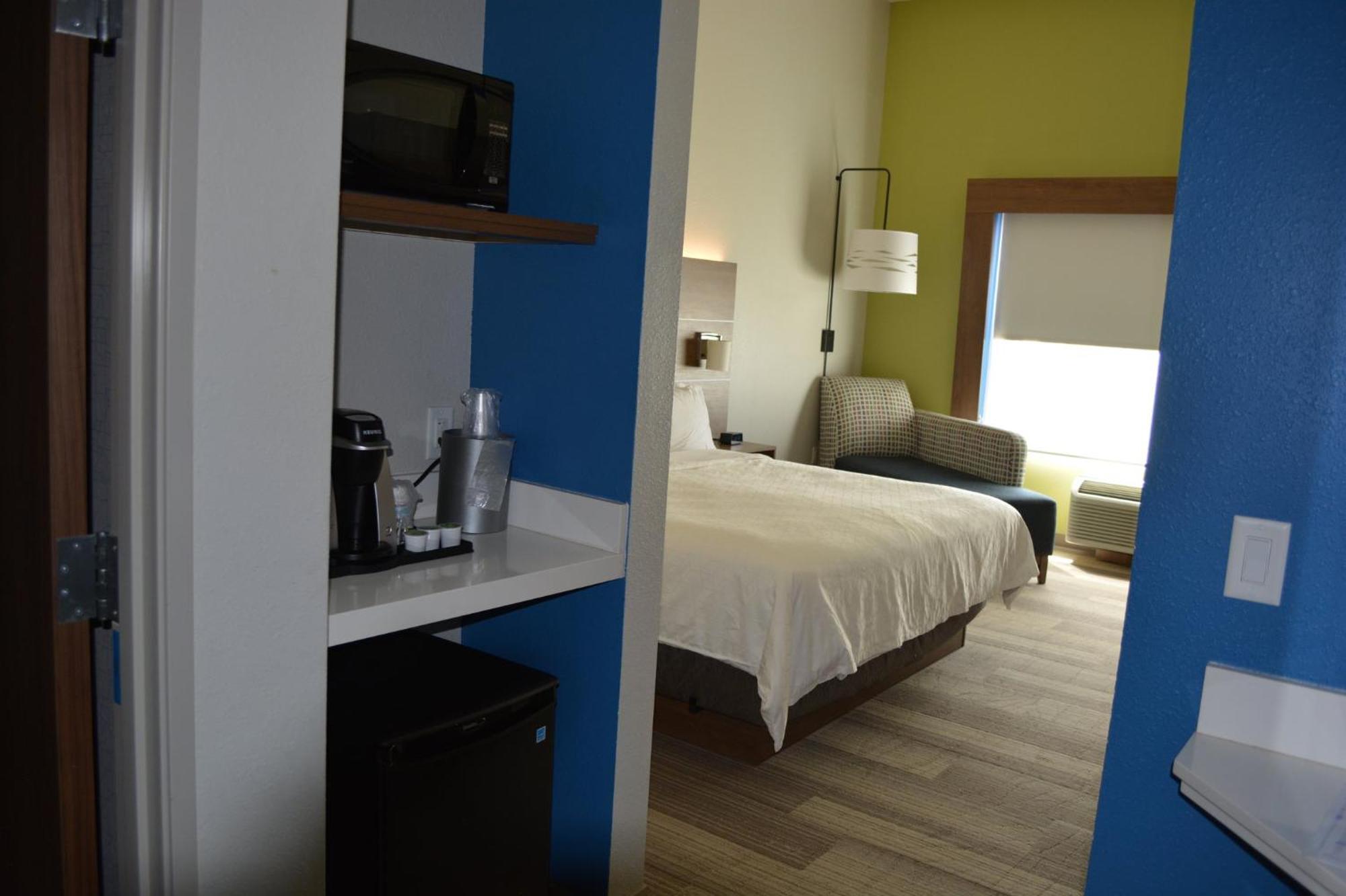 Holiday Inn Express & Suites Либерал Екстериор снимка