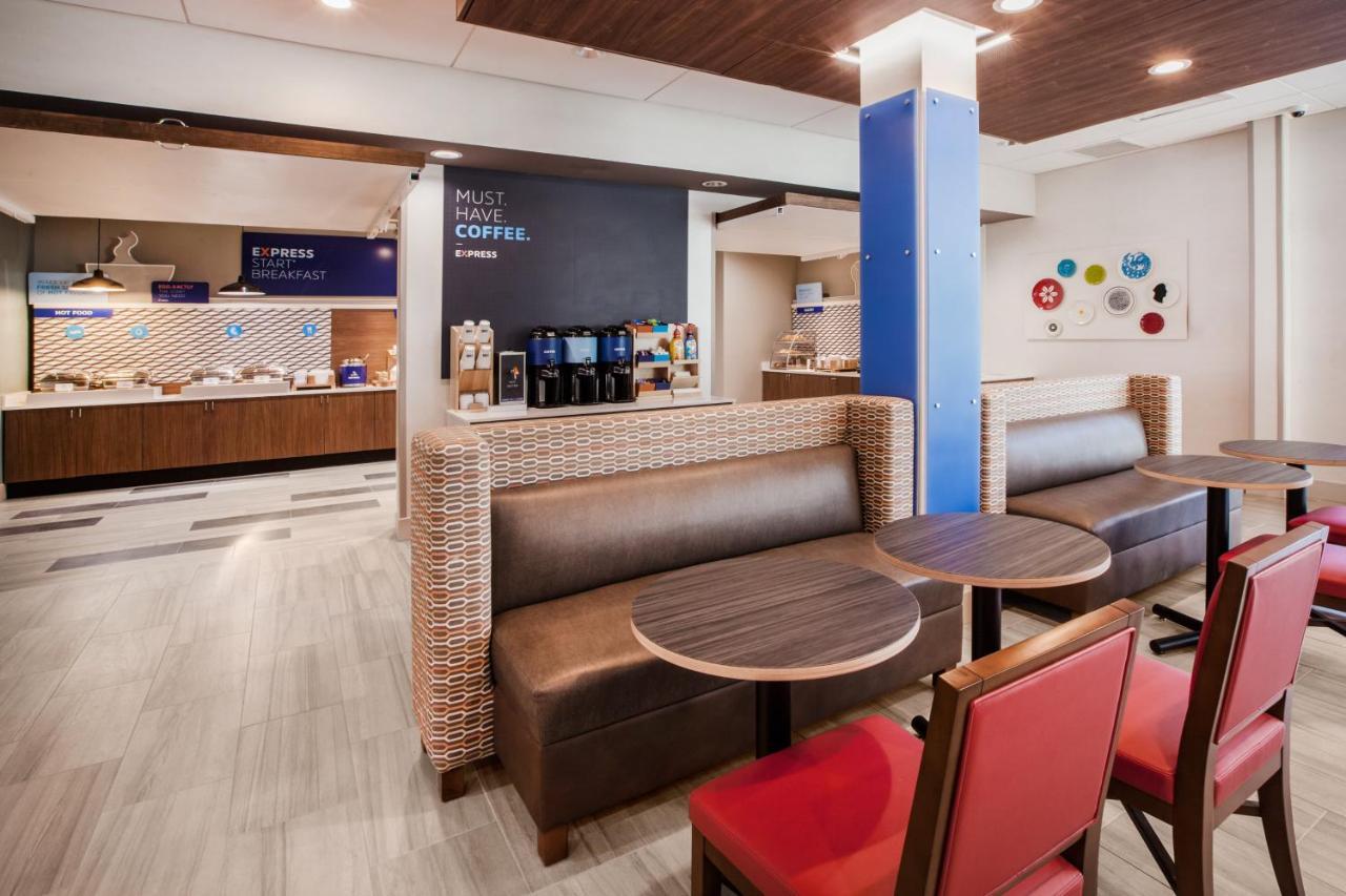 Holiday Inn Express & Suites Либерал Екстериор снимка