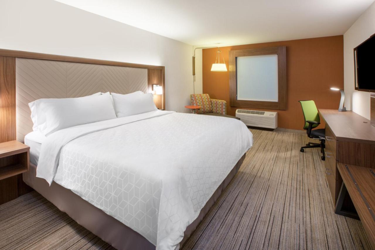 Holiday Inn Express & Suites Либерал Екстериор снимка